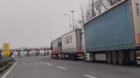 U podne blokada prelaza